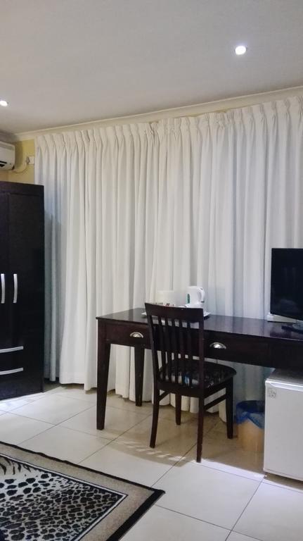 Villa Via Hotel Midrand Extérieur photo