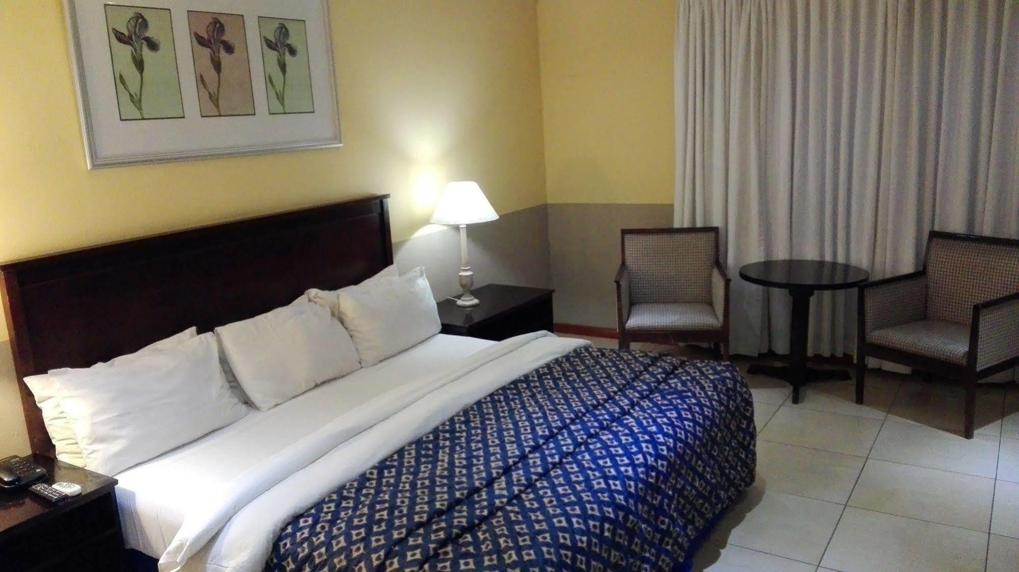 Villa Via Hotel Midrand Extérieur photo