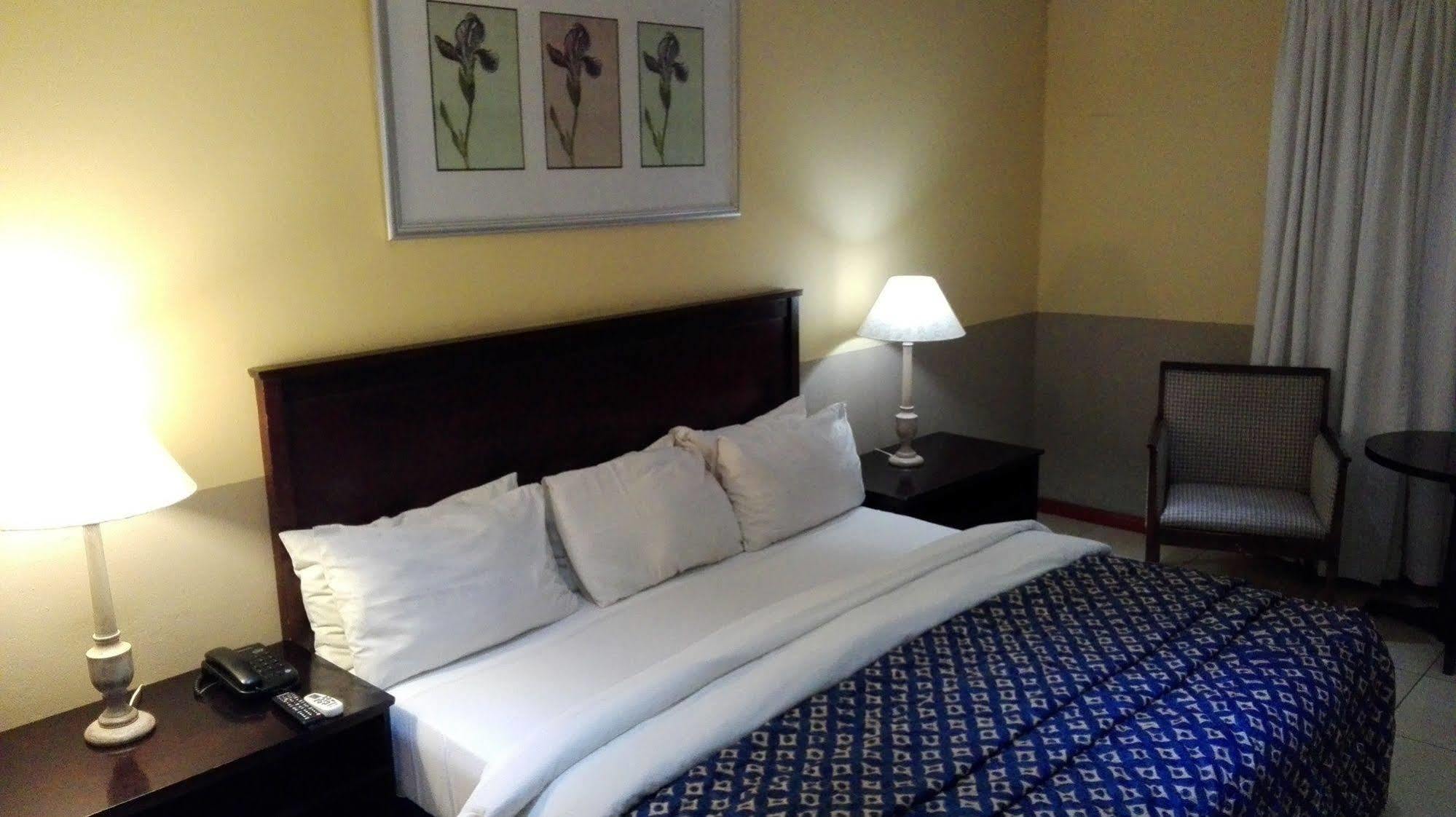 Villa Via Hotel Midrand Extérieur photo