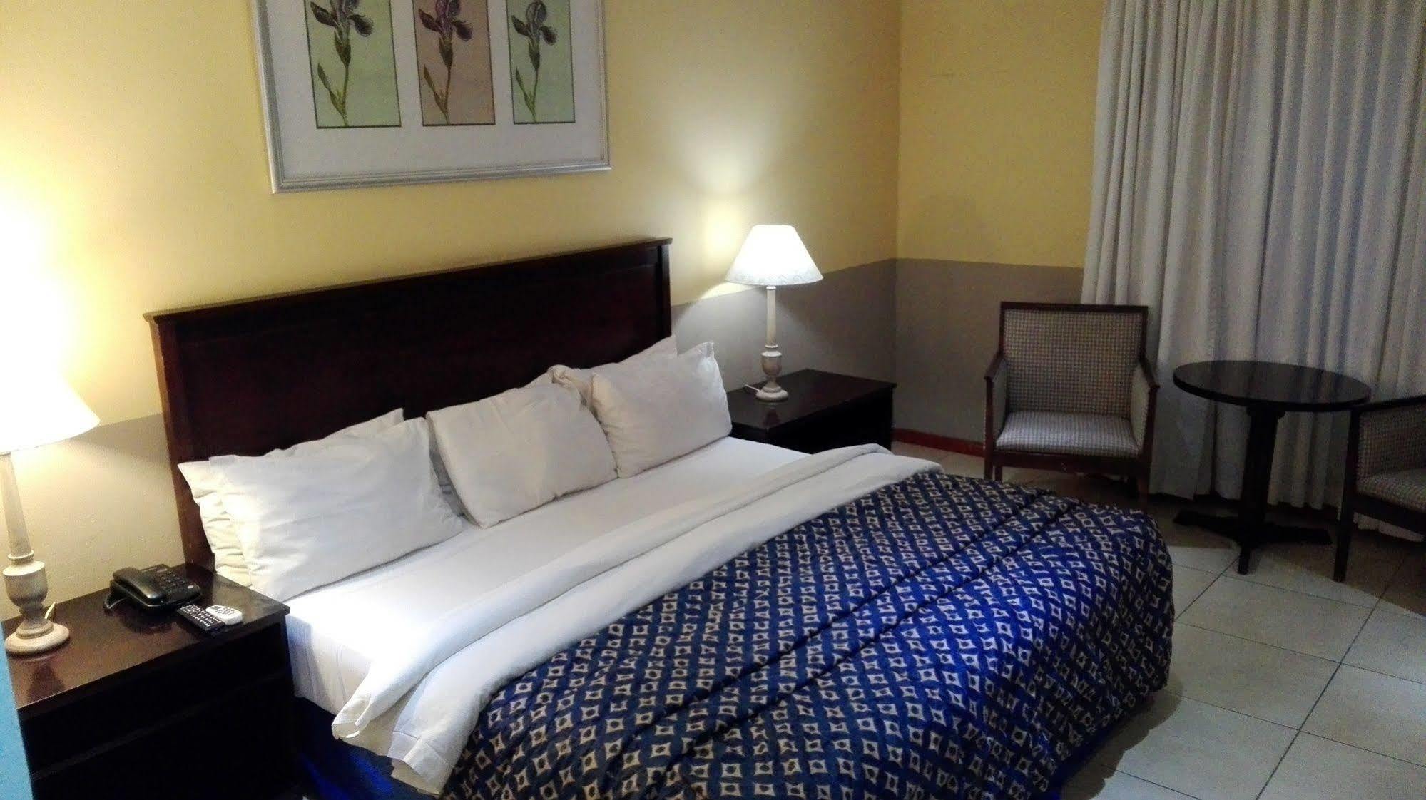 Villa Via Hotel Midrand Extérieur photo