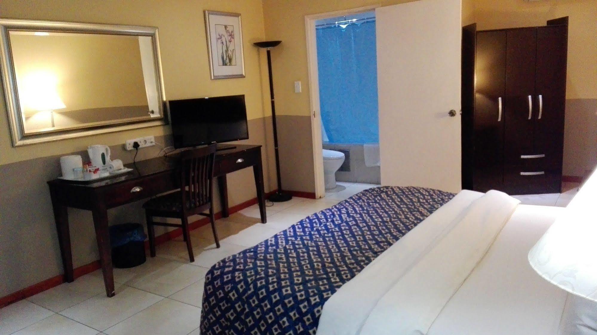 Villa Via Hotel Midrand Extérieur photo