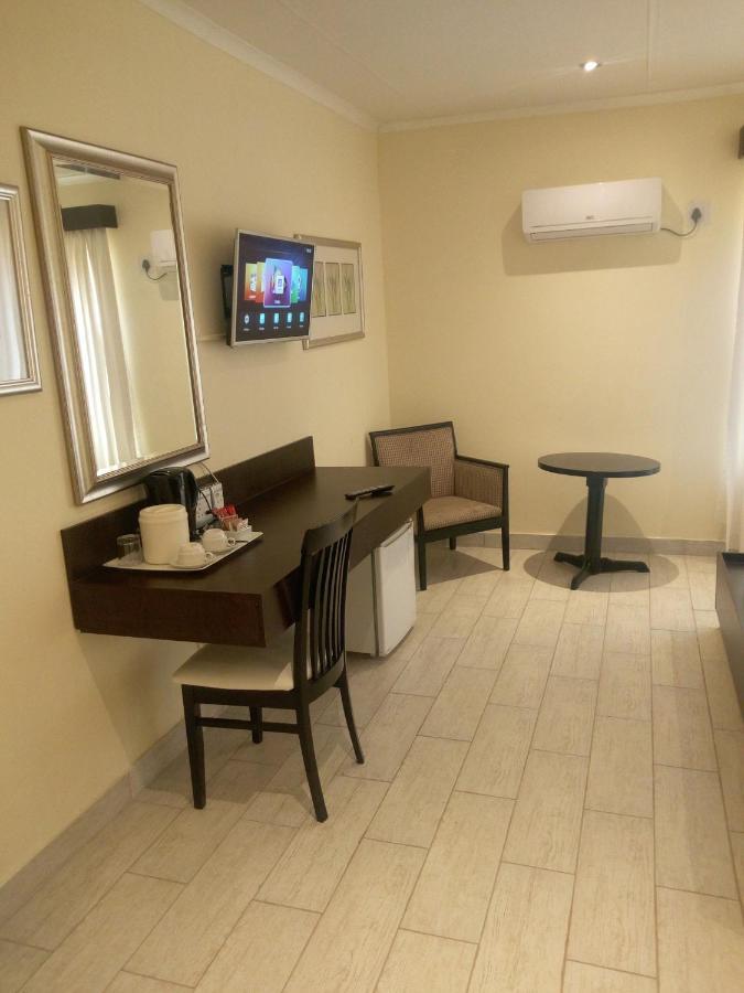 Villa Via Hotel Midrand Extérieur photo